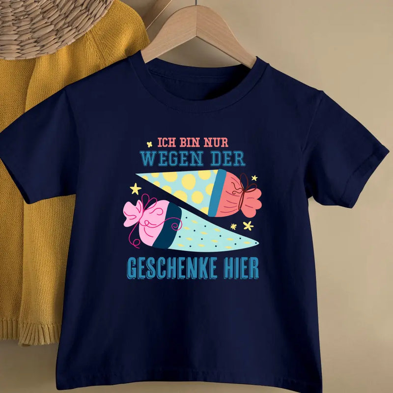 Ich bin nur wegen der Geschenke hier - Kinder-T-Shirt