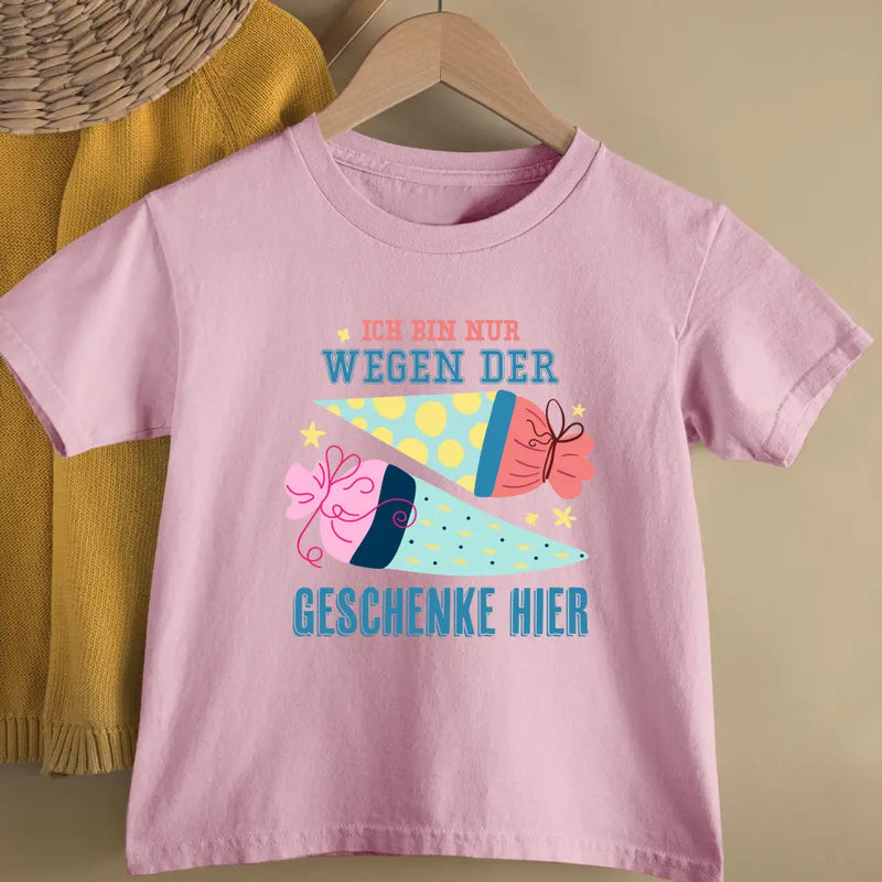 Ich bin nur wegen der Geschenke hier - Kinder-T-Shirt