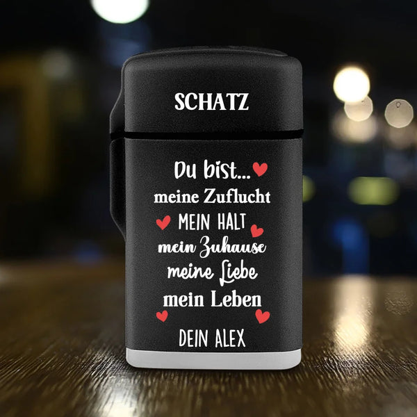 Personalisiertes schwarzes Sturmfeuerzeug mit deinem Design - gefertigt von Love & Faith