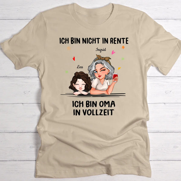 beiges T-Shirt mit personalisierbarer Illustration mit Oma Opa und Enkeln - gedruckt von Love & Faith