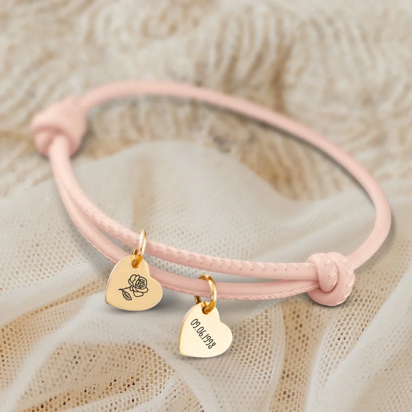 Personalisiertes PU-Lederarmband mit 2 gravierten Gold-Herz-Anhängern mit Geburtstag und Blume in altrosa - gefertigt von Love & Faith