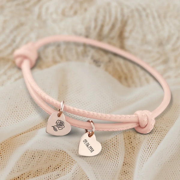 Personalisiertes PU-Lederarmband mit 2 gravierten RoséGold-Herz-Anhängern mit Geburtstag und Blume in altrosa - gefertigt von Love & Faith