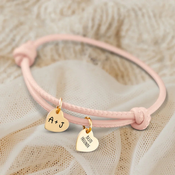 Personalisiertes PU-Lederarmband mit 2 gravierten Gold-Herz-Anhängern mit mit Initialen in altrosa - gefertigt von Love & Faith