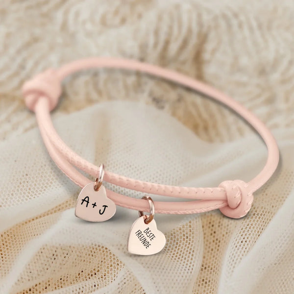 Personalisiertes PU-Lederarmband mit 2 gravierten RoséGold-Herz-Anhängern mit mit Initialen in altrosa - gefertigt von Love & Faith