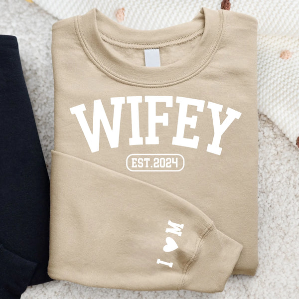 Wifey - Personalisierter Premium Sweater für Ehefrauen mit Initialen