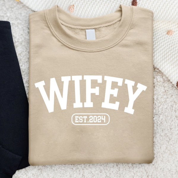 Wifey - Personalisierter Premium Sweater für Ehefrauen mit Initialen